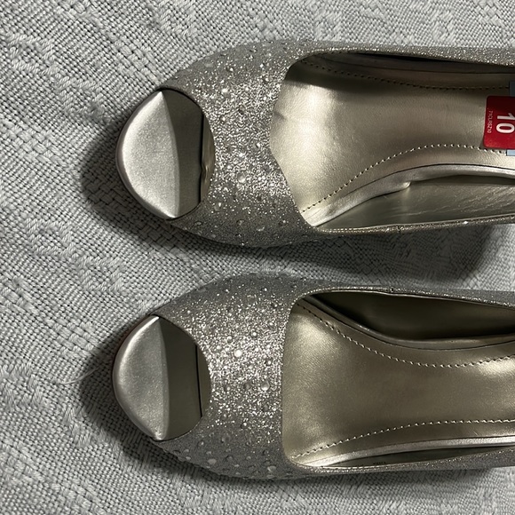 Silver pump with rhinestones - Picture 4 of 5
